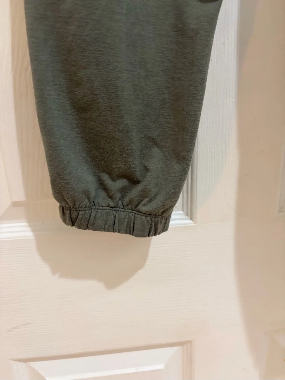 Vuori Performance Jogger Olive Green Sweatpants Women’s Medium